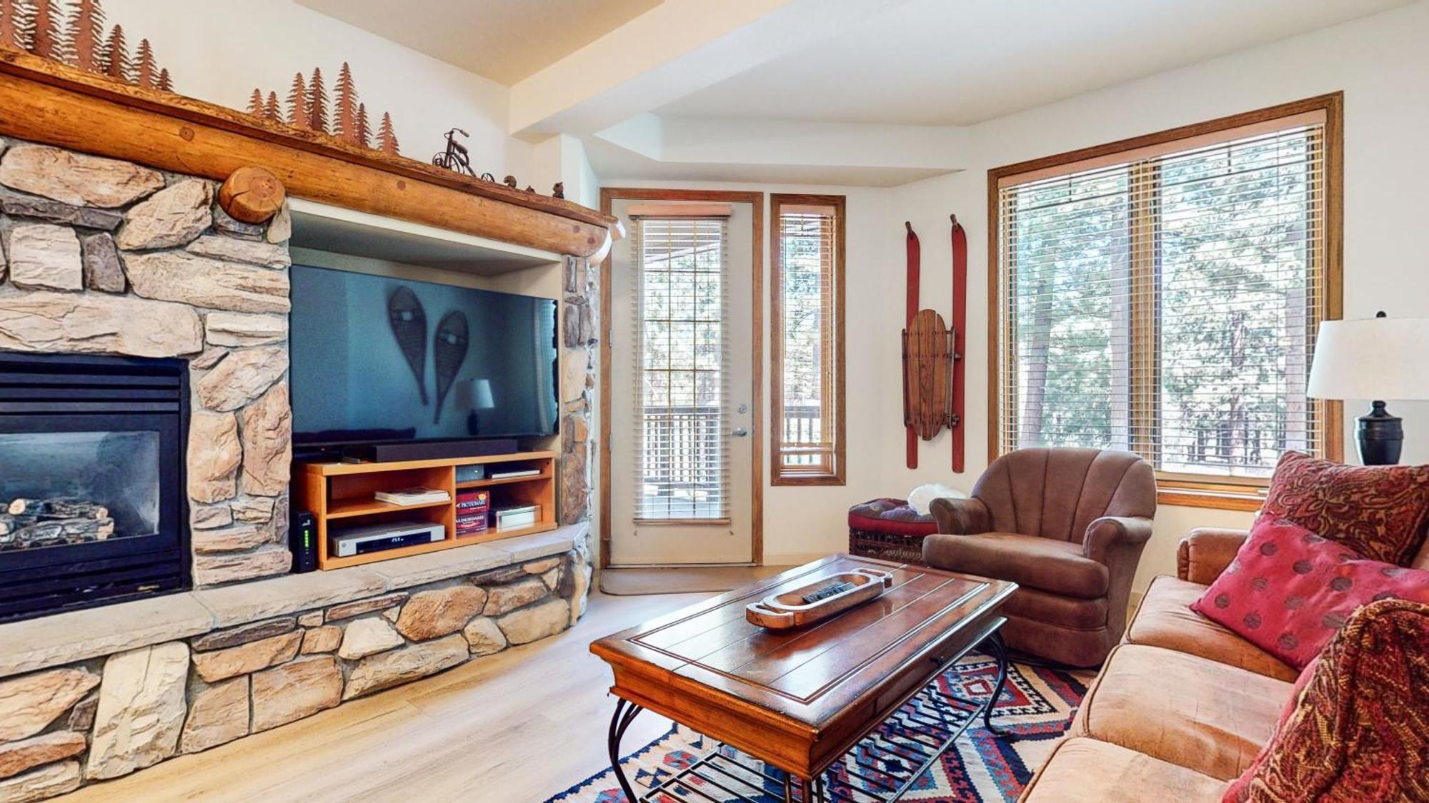 Mammoth Green 118 Located On Sierra Star Golf Course, Private Patio, Summer Pool Condo 맘모스 레이크스 외부 사진